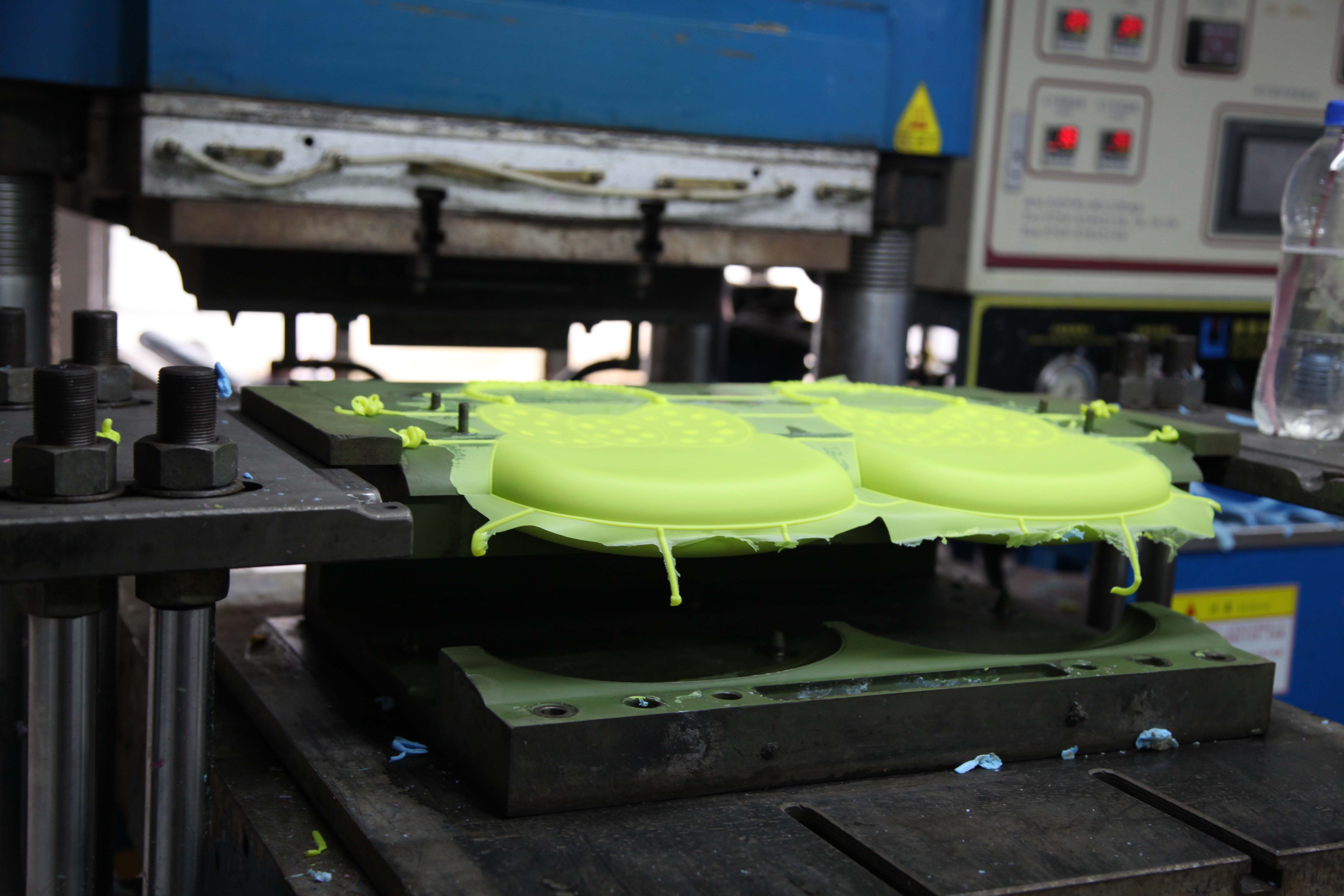 矽橡（xiàng）膠廠家有哪些地方