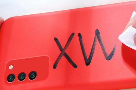 輕鬆擦掉矽膠手機套上的任何汙漬